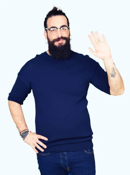 Jonge Hipster Man Met Lange Haren Baard Dragen Bril Afzien — Stockfoto