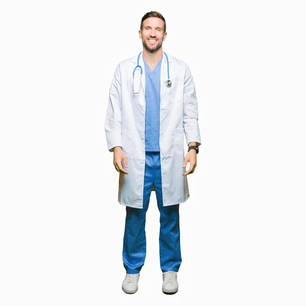 Yakışıklı Doktor Adam Üzerinde Tıbbi Üniforma Arka Plan Uzak Tarafına — Stok fotoğraf
