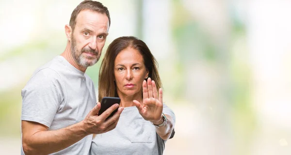 Medelåldern Spansktalande Par Sms Meddelande Smartphone Ver Isolerade Bakgrund Med — Stockfoto