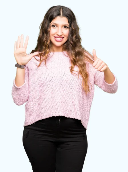 Jovem Mulher Bonita Vestindo Suéter Rosa Mostrando Apontando Para Cima — Fotografia de Stock