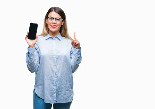 若い美しいビジネス女性はスマート フォン上の空白の画面を表示分離アイデアや質問 ナンバーワンの幸せそうな顔で指を指していると驚かれる背景 — ストック写真