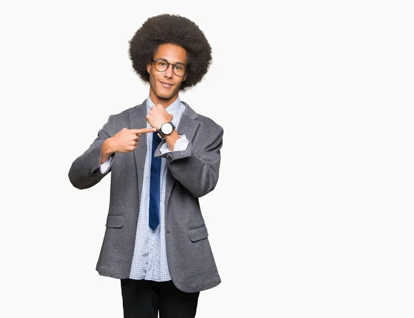 Joven Hombre Negocios Afroamericano Con Cabello Afro Con Gafas Prisa —  Fotos de Stock