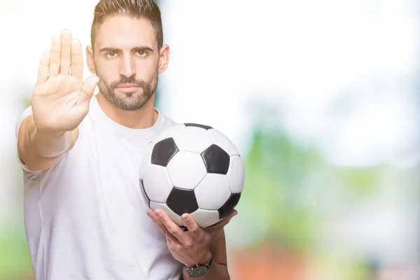 Молодой Человек Держит Футбольный Мяч Изолированном Фоне Открытой Рукой Делает — стоковое фото