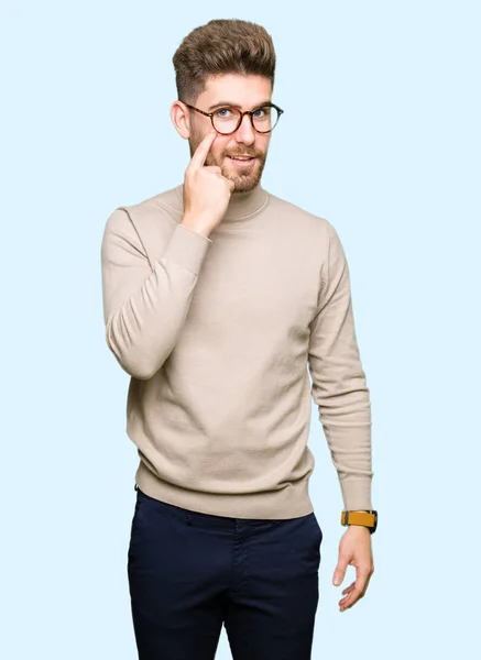 Unga Stiliga Affärsman Som Bär Glasögon Peka Till Ögat Tittar — Stockfoto