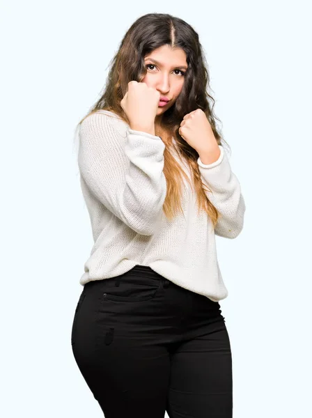 Młoda Piękna Kobieta Noszenia Biały Sweter Gotowy Walki Pięści Obrony — Zdjęcie stockowe