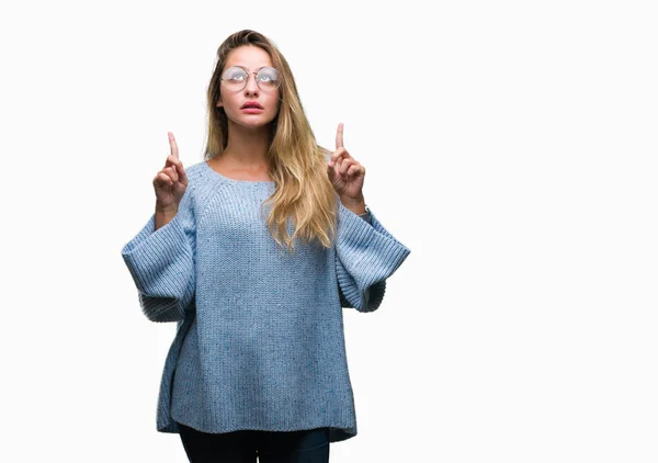 Junge Schöne Blonde Frau Trägt Pullover Und Brille Über Isoliertem — Stockfoto
