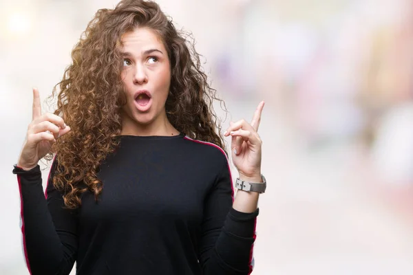 Bella Giovane Bruna Capelli Ricci Ragazza Indossa Sguardo Casuale Sfondo — Foto Stock