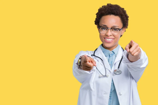Молодий Афроамериканець Лікар Жінки Носять Медичних Пальто Над Ізольованих Фону — стокове фото