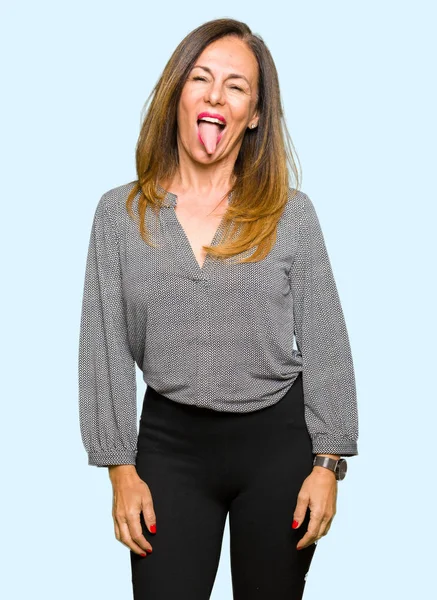 Schöne Geschäftsfrau Mittleren Alters Streckt Die Zunge Glücklich Mit Witzigem — Stockfoto