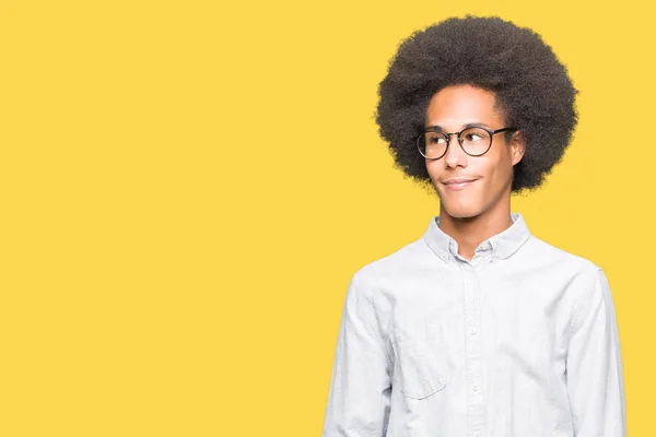 Jonge Afro Amerikaanse Man Met Afro Haar Bril Zoek Weg — Stockfoto