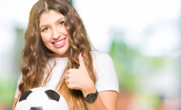 Junge Erwachsene Frau Hält Fußballball Glücklich Mit Großem Lächeln Tut — Stockfoto