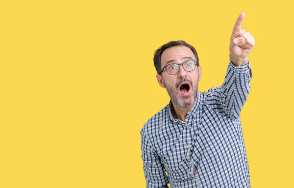 Guapo Mediana Edad Elegante Hombre Mayor Con Gafas Sobre Fondo — Foto de Stock