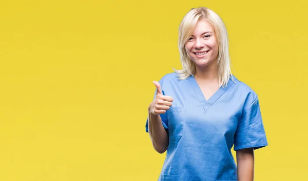 Mladé Krásné Blond Sestra Doktor Žena Izolované Pozadí Dělá Šťastné — Stock fotografie