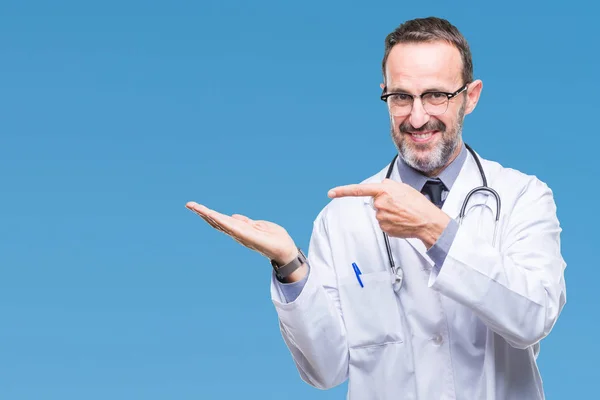 Mediana Edad Hoary Médico Hombre Vistiendo Uniforme Médico Aislado Fondo — Foto de Stock