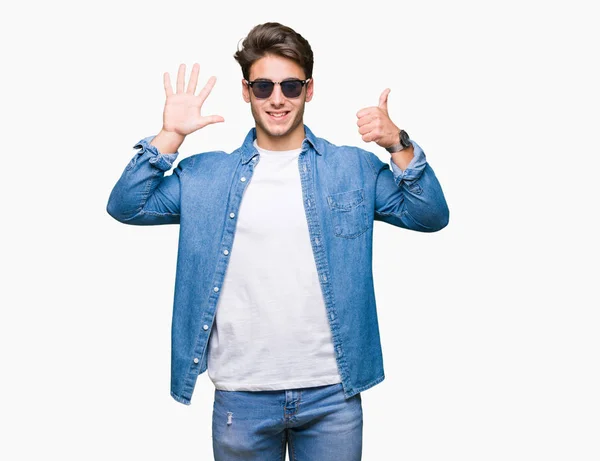 Joven Hombre Guapo Con Gafas Sol Sobre Fondo Aislado Mostrando — Foto de Stock