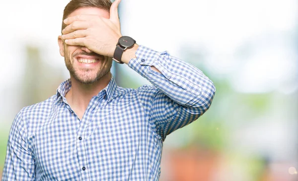 Hombre Negocios Guapo Con Ojos Azules Sonriendo Riendo Con Mano —  Fotos de Stock