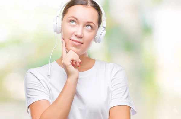 Junge Kaukasische Frau Die Mit Kopfhörern Über Isoliertem Hintergrund Musik — Stockfoto