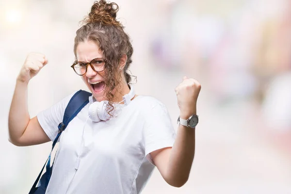 Jonge Brunette Student Meisje Rugzak Hoofdtelefoon Dragen Geïsoleerde Achtergrond Erg — Stockfoto