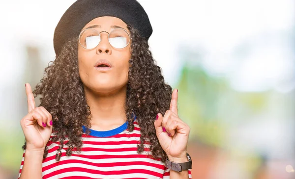 Joven Hermosa Mujer Con Pelo Rizado Con Gafas Boina Moda — Foto de Stock