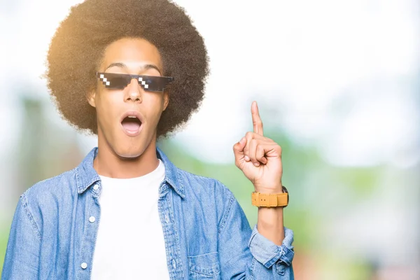 Unga Afroamerikanska Man Med Afro Hår Glasögon Thug Life Pekar — Stockfoto