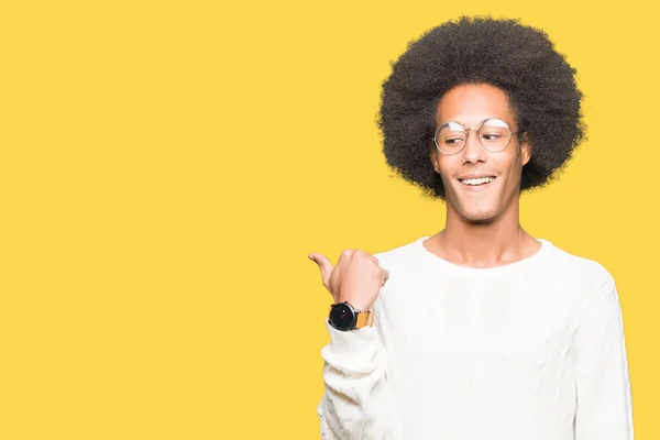 Unga Afroamerikanska Man Med Afro Hår Glasögon Leende Med Glada — Stockfoto