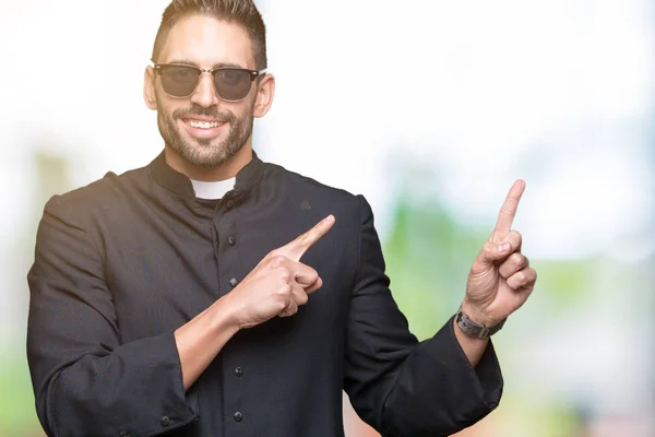 Joven Sacerdote Cristiano Con Gafas Sol Sobre Fondo Aislado Sonriendo —  Fotos de Stock