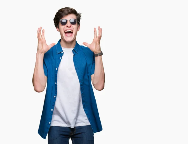 Joven Hombre Guapo Con Gafas Sol Sobre Fondo Aislado Celebrando —  Fotos de Stock