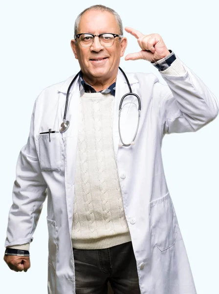 Pohledný Starší Lékař Který Nosí Lékařském Plášti Usmívající Sebevědomý Gestikulovat — Stock fotografie