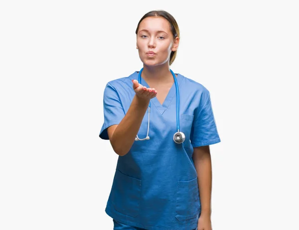 Joven Mujer Médica Caucásica Vistiendo Uniforme Médico Sobre Fondo Aislado — Foto de Stock