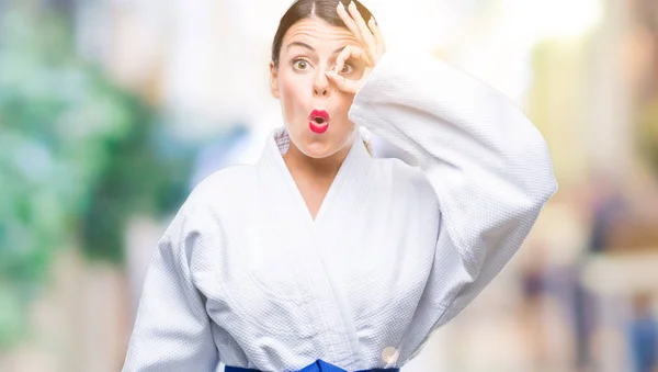 Mladá Krásná Žena Nosí Uniformu Kimono Karate Izolované Pozadí Dělá — Stock fotografie