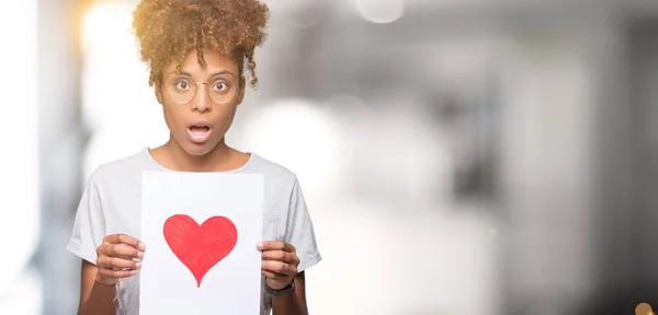 Jovem Afro Americana Segurando Papel Com Coração Vermelho Sobre Fundo — Fotografia de Stock