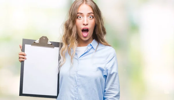 Schöne Junge Blonde Geschäftsfrau Mit Klemmbrett Über Isoliertem Hintergrund Erschrocken — Stockfoto