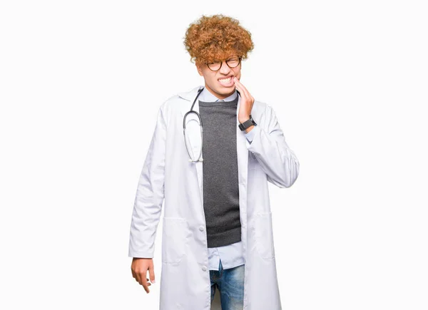 Ung Snygg Läkare Man Klädd Medicinsk Coat Röra Munnen Med — Stockfoto