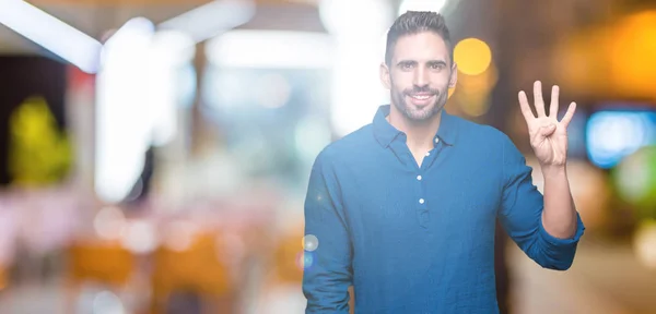 Joven Hombre Guapo Sobre Fondo Aislado Mostrando Señalando Hacia Arriba — Foto de Stock