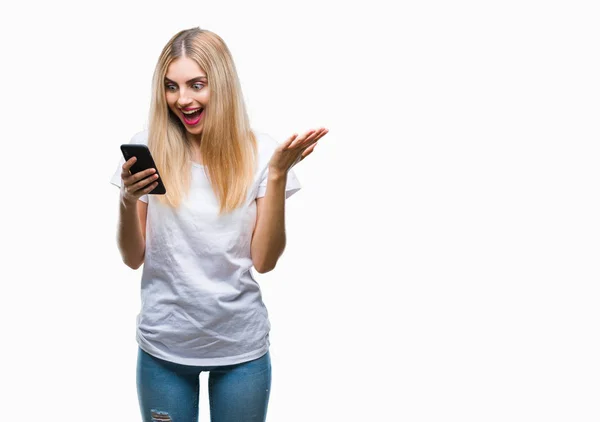 Jonge Mooie Blonde Vrouw Met Smartphone Geïsoleerde Achtergrond Erg Blij — Stockfoto