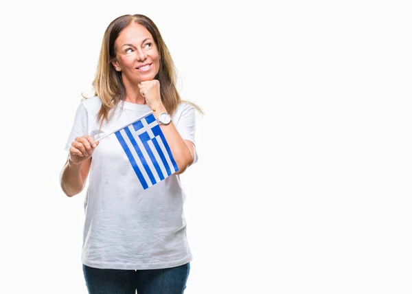 中年のヒスパニック系女性ギリシャの旗を保持している絶縁背景深刻な顔を考えて質問 非常に混乱して考え — ストック写真