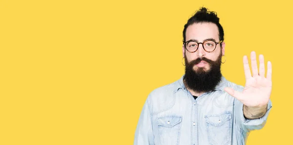 Jonge Hipster Man Met Lange Haren Baard Dragen Van Een — Stockfoto