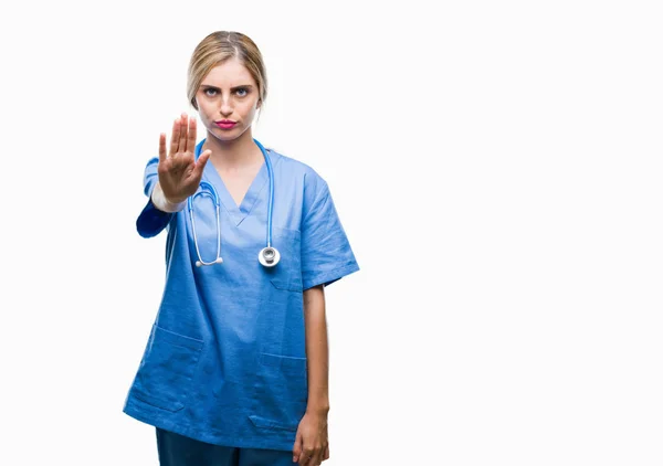 Joven Hermosa Doctora Rubia Cirujana Enfermera Sobre Fondo Aislado Haciendo —  Fotos de Stock