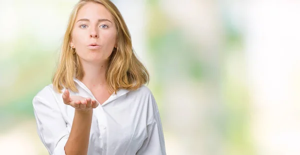 Bella Giovane Donna Affari Sfondo Isolato Guardando Fotocamera Che Soffia — Foto Stock