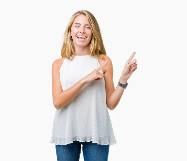 Mulher Bonita Elegante Sobre Fundo Isolado Sorrindo Olhando Para Câmera — Fotografia de Stock