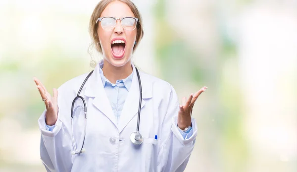 Hermosa Joven Doctora Rubia Vistiendo Uniforme Médico Sobre Fondo Aislado — Foto de Stock