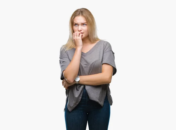 爪を噛んで口の中に不安や緊張で手を探している孤立の背景の上の若い白人女性 不安の問題 — ストック写真