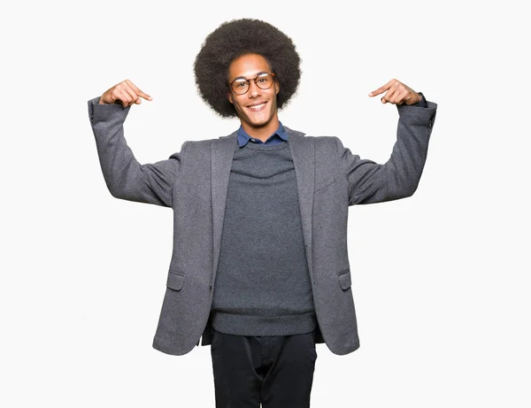 Fiatal Afro Amerikai Üzletember Afro Haj Szemüveg Magabiztos Mosollyal Arcán — Stock Fotó