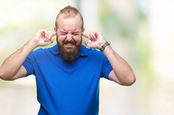 Joven Hipster Caucásico Con Camisa Azul Sobre Fondo Aislado Cubriendo —  Fotos de Stock