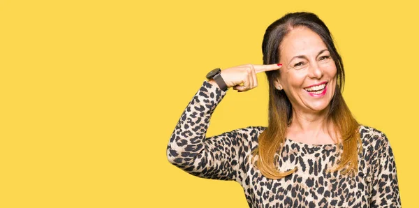 Hermosa Mujer Mediana Edad Con Vestido Leopardo Estampado Animal Sonriendo —  Fotos de Stock