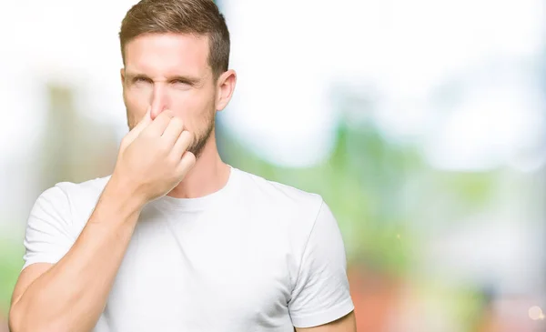 Hombre Guapo Con Camiseta Blanca Casual Oliendo Algo Apestoso Asqueroso —  Fotos de Stock