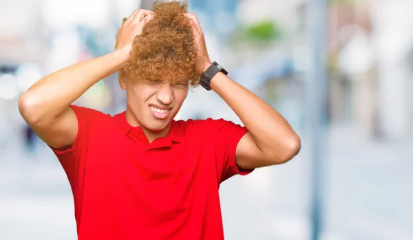 Homem Bonito Jovem Com Cabelo Afro Vestindo Camiseta Vermelha Sofrendo — Fotografia de Stock