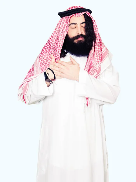 Arabský Obchodník Dlouhými Vlasy Nosí Tradiční Palestinou Šátek Úsměvem Ruce — Stock fotografie