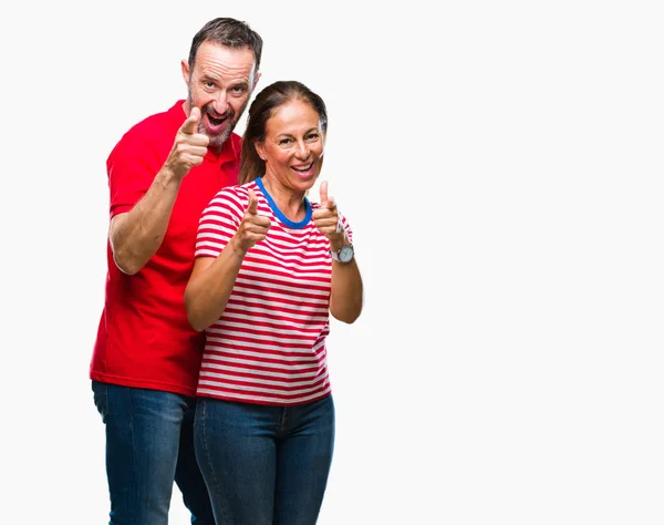 Ein Verliebtes Hispanisches Paar Mittleren Alters Vor Isoliertem Hintergrund Das — Stockfoto