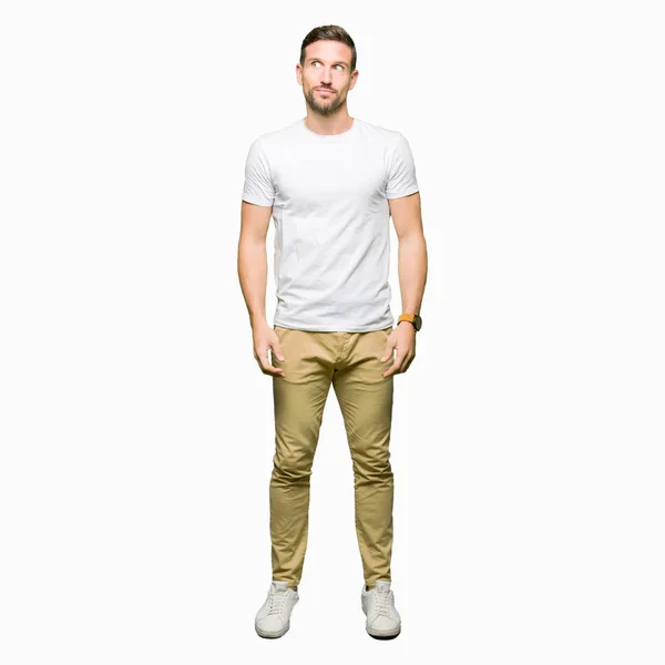 Hombre Guapo Vistiendo Casual Camiseta Blanca Sonriendo Mirando Lado Mirando — Foto de Stock